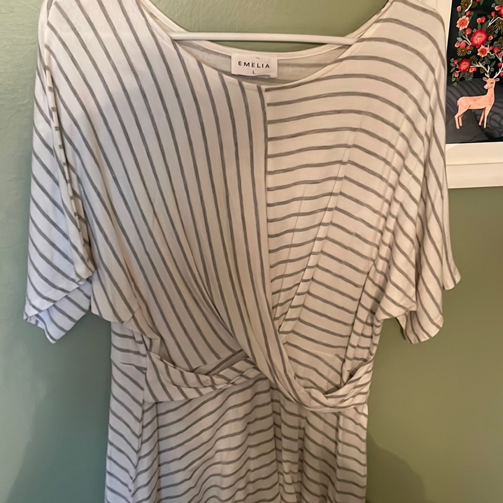 Emelia size large grey and white
